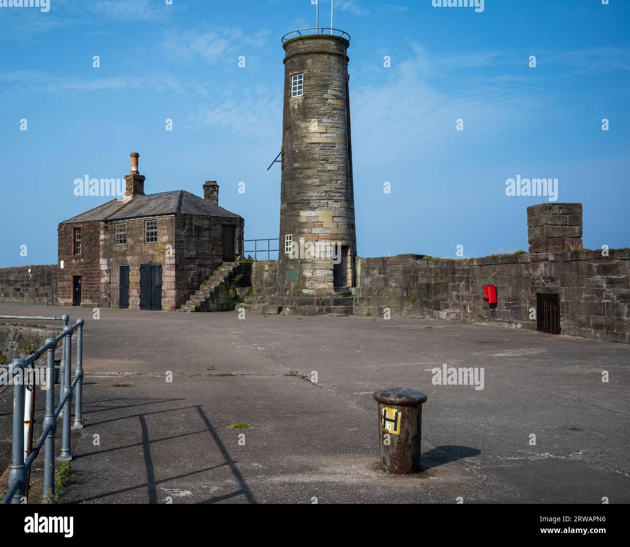 Der historische Wachturm aus dem 18. Jahrhundert und das Wachhaus der Pier Masters am Old Quay in Whitehaven, West Cumbria, Großbritannien Stockfoto
