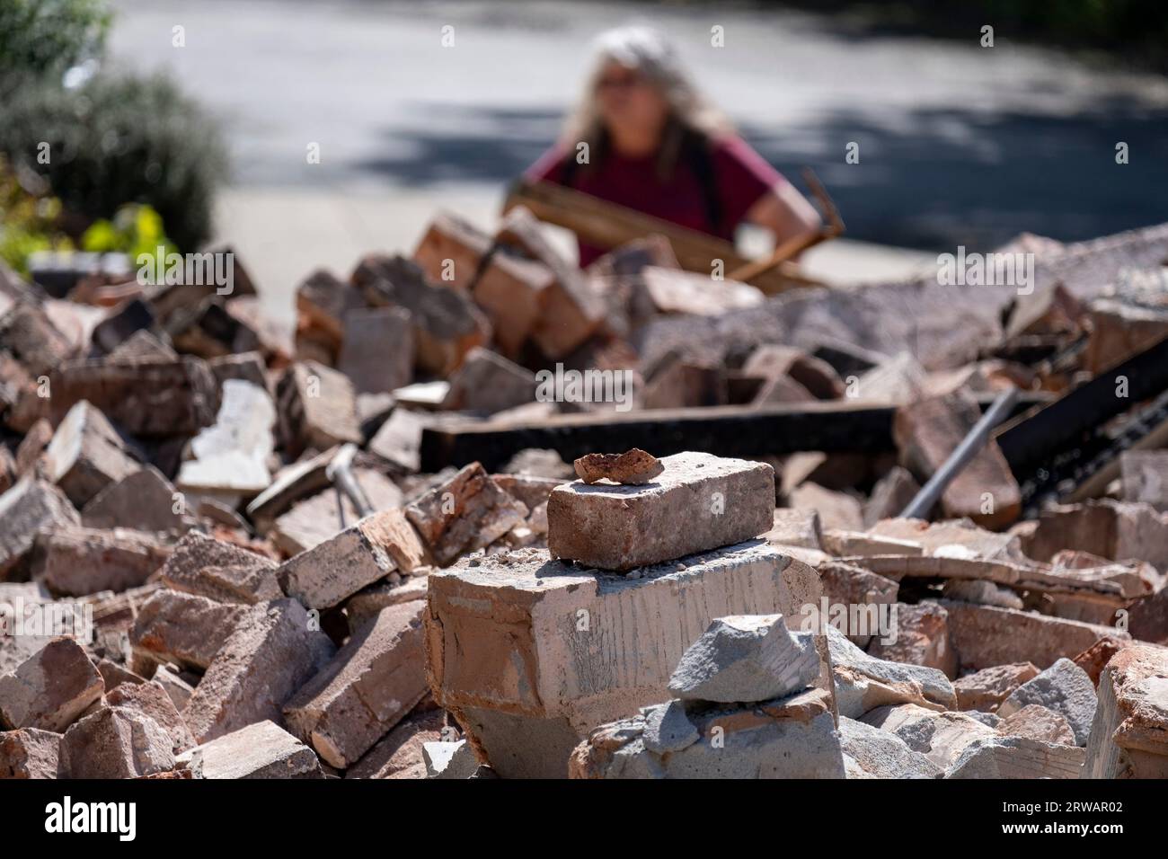 Überreste des Crooked House Pub in Himley, wo am Wochenende unter unerklärlichen Umständen ein Brand ausbrach und der weniger als zwei Tage später unerwartet abgerissen wurde, was die Einheimischen am 11. August 2023 in der Nähe von Dudley, Großbritannien, verärgerte. Die Polizei untersucht die Umstände des Brandes als Brandstiftung und versucht festzustellen, ob der Abriss rechtmäßig war. Das charakteristische Erscheinungsbild des Crooked House war das Ergebnis einer Absenkung des Bergbaus, die dazu führte, dass die eine Seite des Gebäudes etwa 1,2 m niedriger war als die andere. Es war bekannt als „Britains Wonkiest Pub“ und optische Illusionen ins Stockfoto