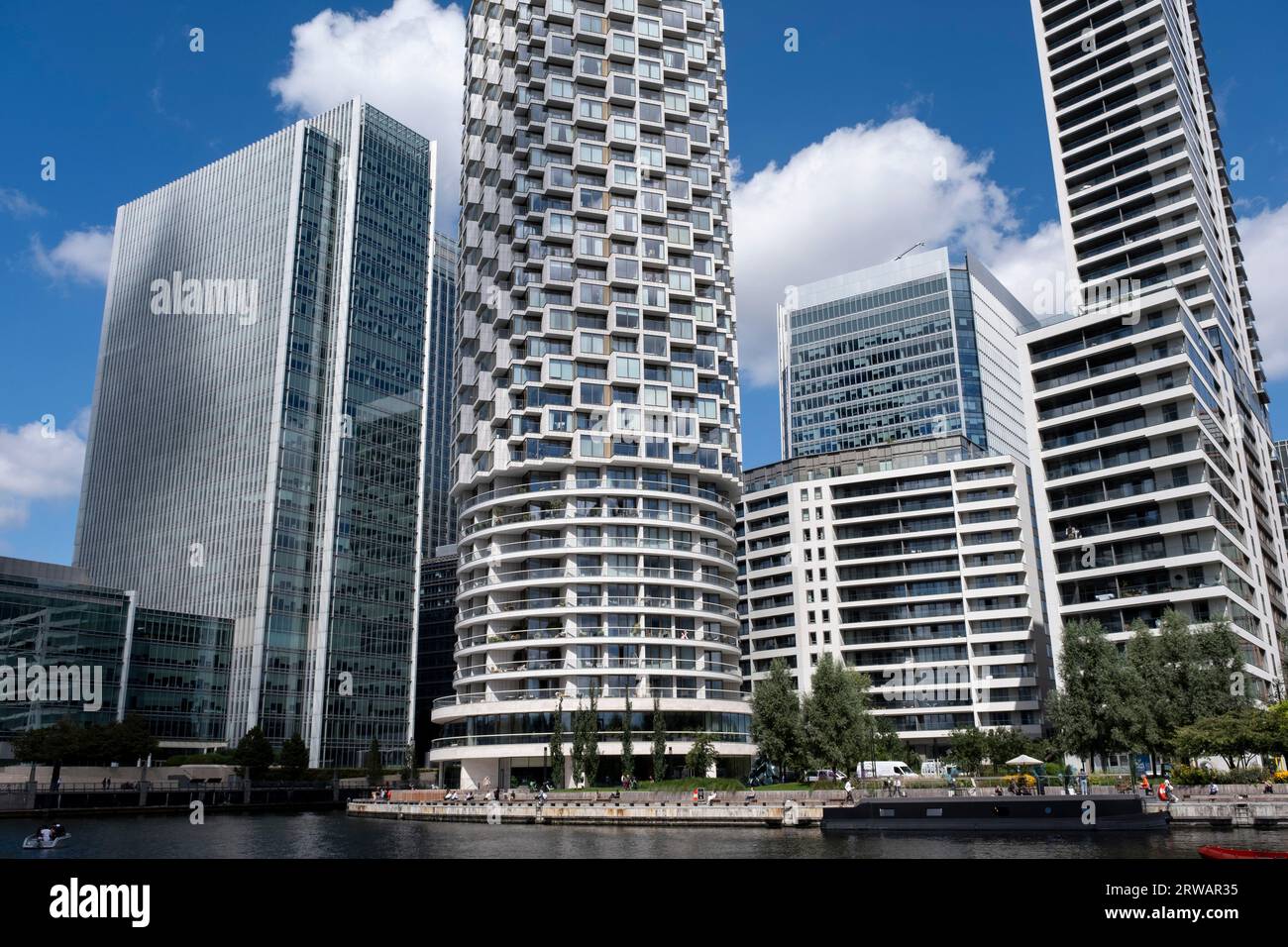 Apartmentgebäude One Park Drive neben South Quay im Herzen des Finanzviertels Canary Wharf am 15. August 2023 in London, Großbritannien. Canary Wharf ist ein Gebiet in der Nähe der Isle of Dogs im London Borough of Tower Hamlets und wird von der Greater London Authority als Teil des zentralen Londoner Geschäftsviertels definiert. Zusammen mit der City of London ist sie eines der wichtigsten Finanzzentren in Großbritannien und der Welt und beherbergt viele Hochhäuser. In den letzten Jahren und mit dem Wandel der Arbeitsmethoden von Büro- zu Hybrid- und Remotearbeit hat es sich geändert Stockfoto