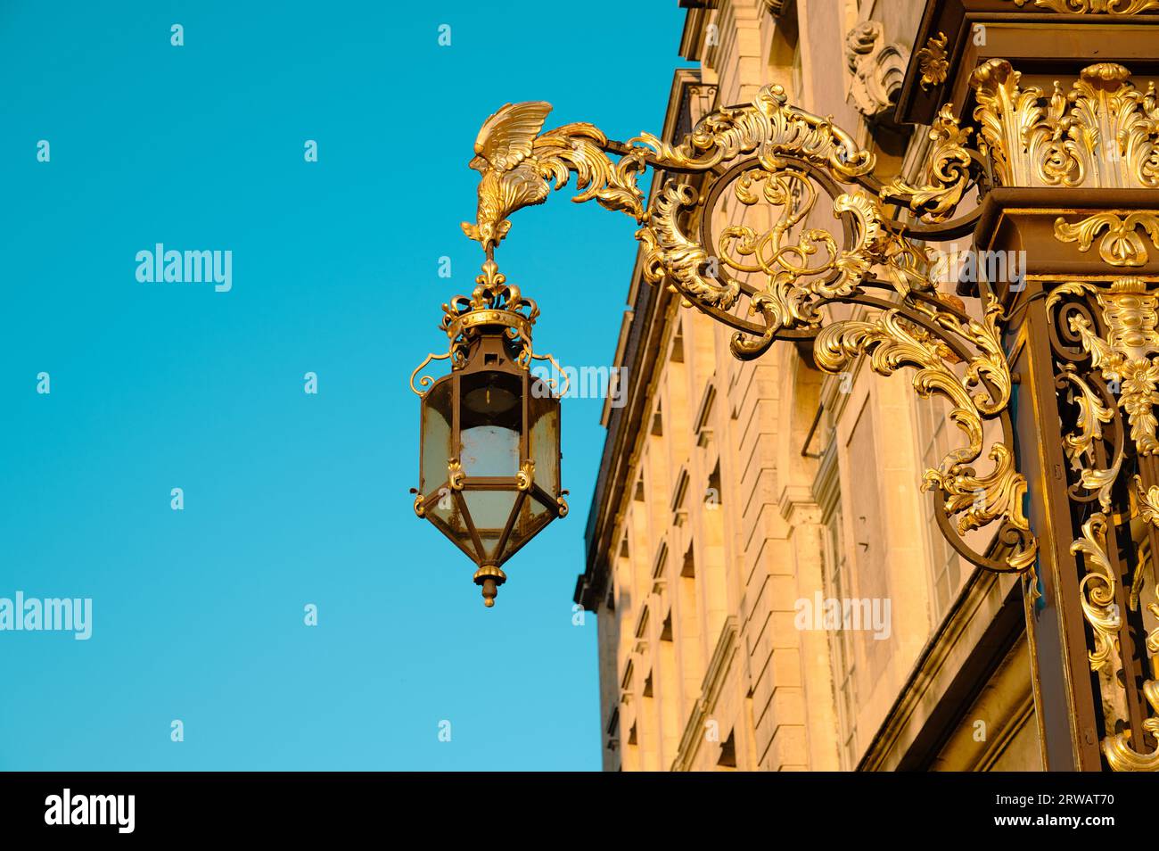Laterne vom Place Stanislas in Nancy, Frankreich, goldene Straßenlaterne im Departement Lorraine Stockfoto