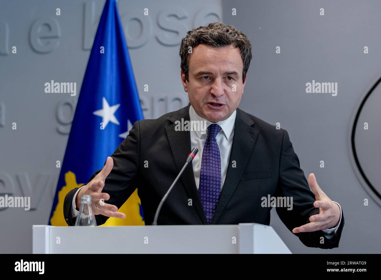 Prishtina, Kosovo. September 2023. Albin Kurti, der Premierminister des Kosovo, sprach am Montag, den 18. September 2023, in Prishtina, Kosovo, vor den Medien. Während seiner Pressekonferenz äußerte Ministerpräsident Kurti Bedenken hinsichtlich einer möglichen Annäherung zwischen dem EU-Gesandten Miroslav Lajcak und Serbien sowie deren jeweiligen Interessen. Er weist auf eine mögliche Verzerrung in den laufenden Verhandlungen hin. (VX Photo/Vudi Xhymshiti) Credit: VX Pictures/Alamy Live News Stockfoto
