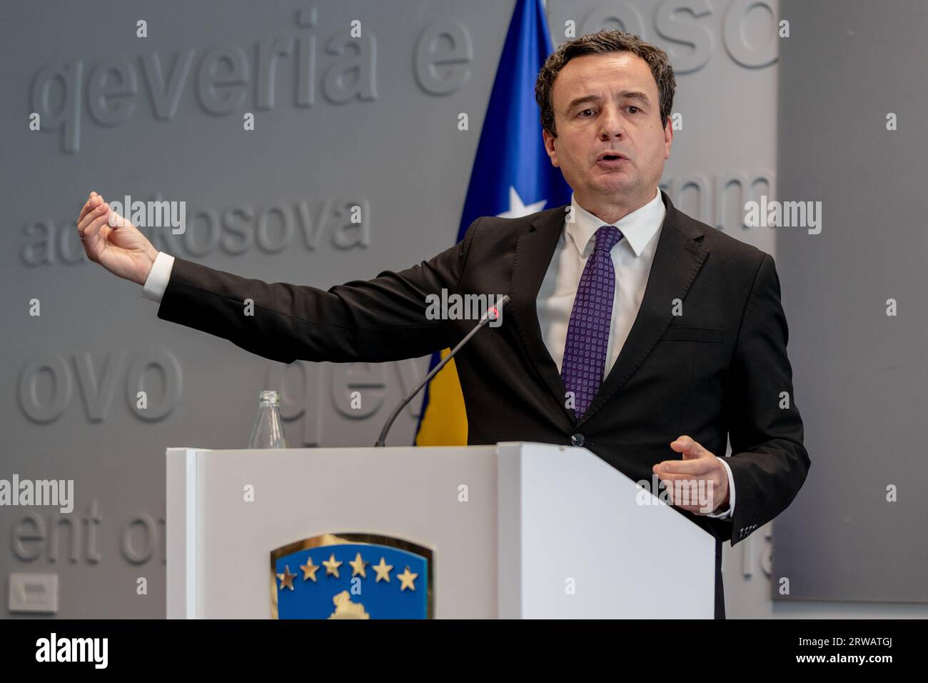 Prishtina, Kosovo. September 2023. Albin Kurti, der Premierminister des Kosovo, sprach am Montag, den 18. September 2023, in Prishtina, Kosovo, vor den Medien. Während seiner Pressekonferenz äußerte Ministerpräsident Kurti Bedenken hinsichtlich einer möglichen Annäherung zwischen dem EU-Gesandten Miroslav Lajcak und Serbien sowie deren jeweiligen Interessen. Er weist auf eine mögliche Verzerrung in den laufenden Verhandlungen hin. (VX Photo/Vudi Xhymshiti) Credit: VX Pictures/Alamy Live News Stockfoto