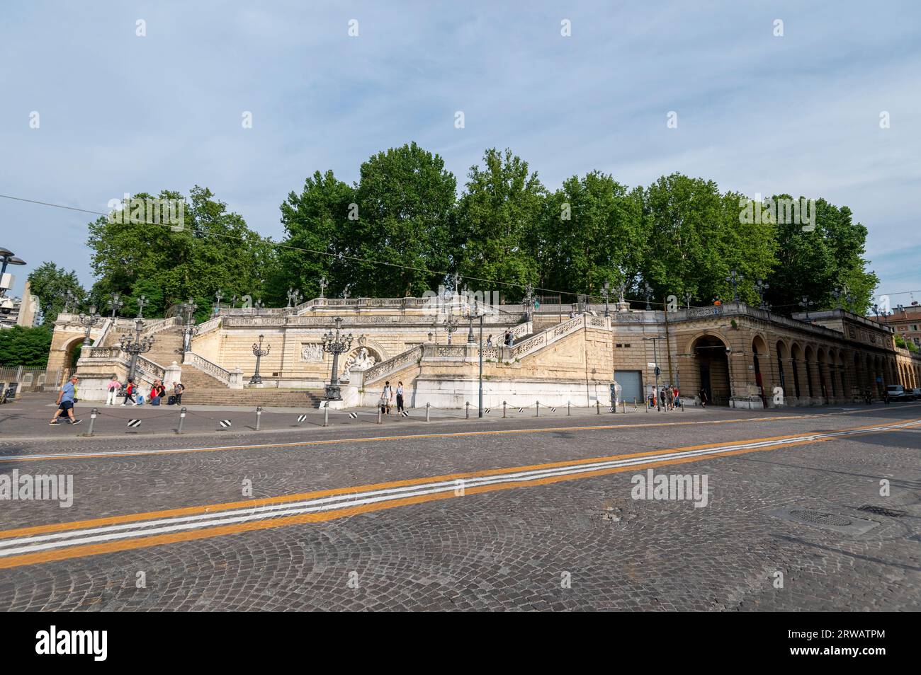 Die monumentale Treppe aus dem 19. Jahrhundert führt zu einem Park am Hang - Parco della Montagnola auf der Piazza XX Settembre in Bologna in der Emilia-Romagna Stockfoto