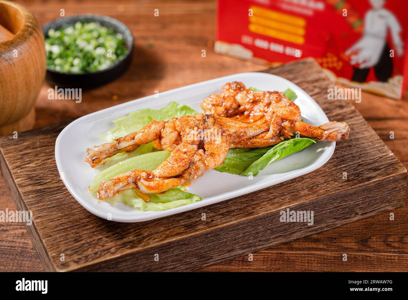 Auf Holzkohle gegrillte Bullfroschspieße, Schaschlik. Kebab. Stockfoto