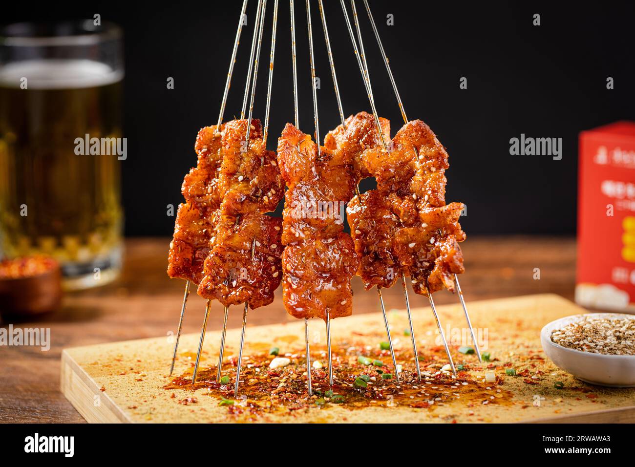 Schweinebauch auf Holzkohle gegrillt, 3 Spieße, Schaschlik. Kebab. Stockfoto