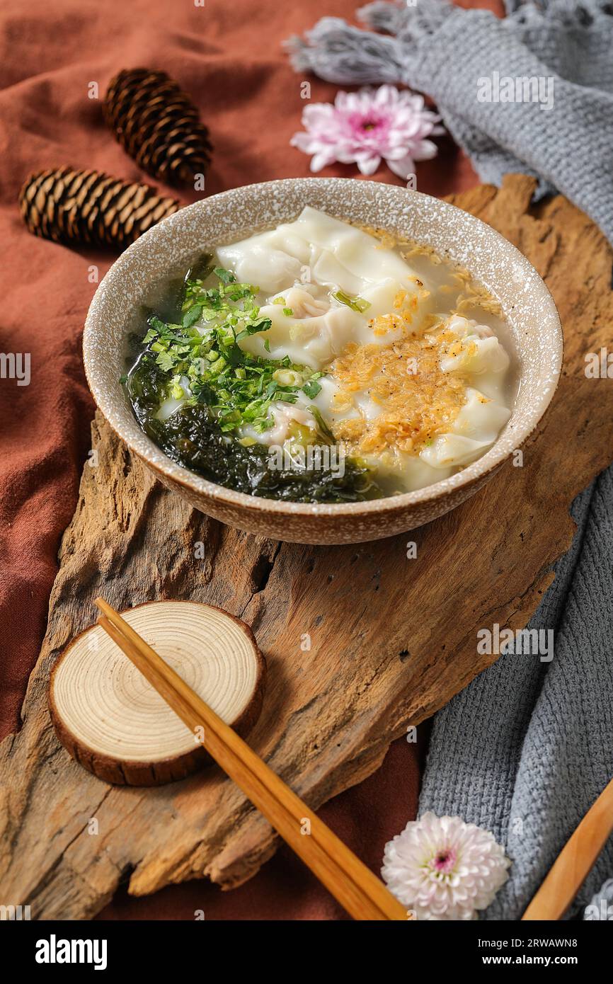 Fleischklöße in scharfer Sauce，Wonton Suppe Stockfoto