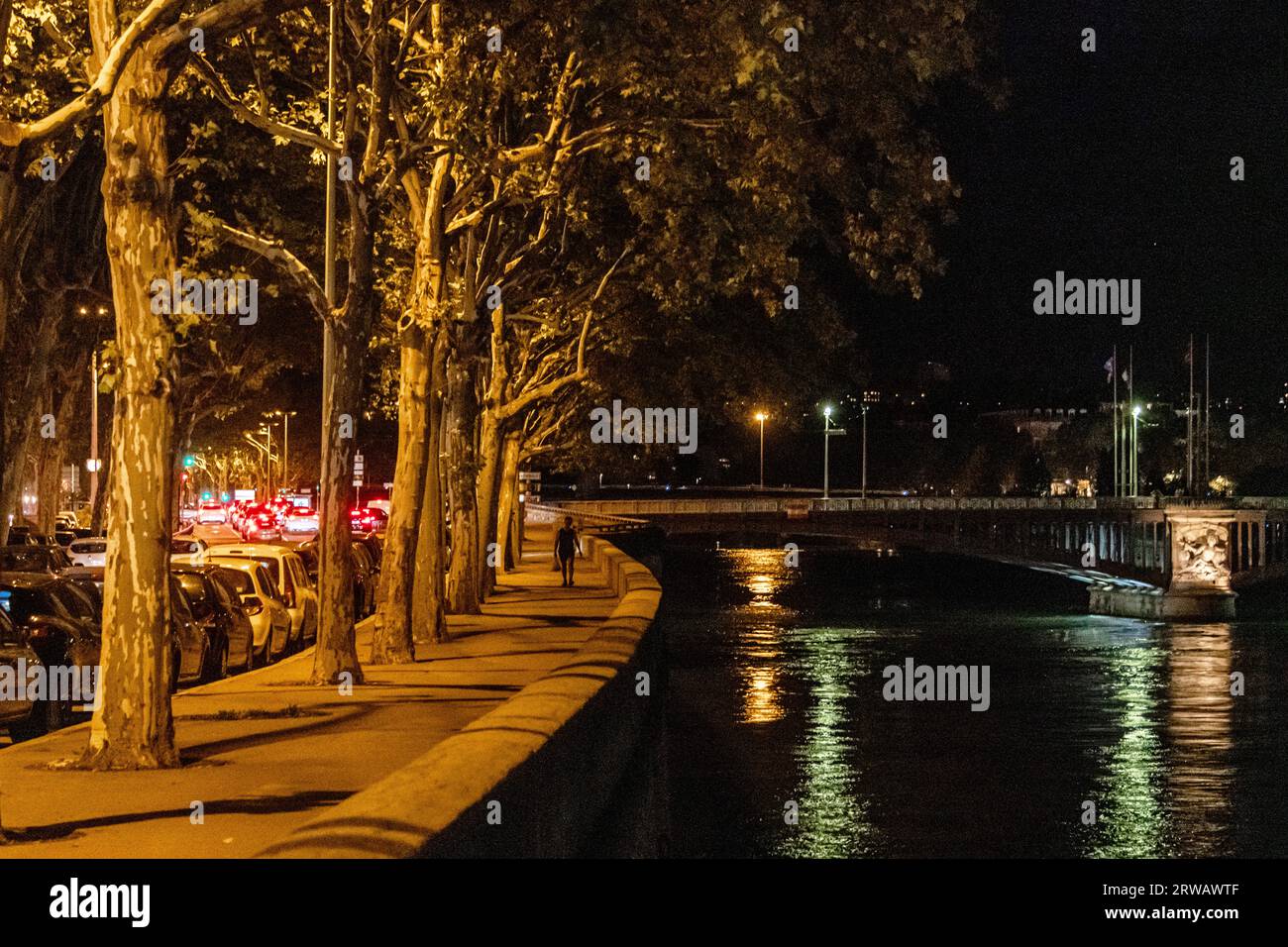 Der Fluss Rhone in Lyon bei Nacht, Quai Jules Courmont. Stockfoto
