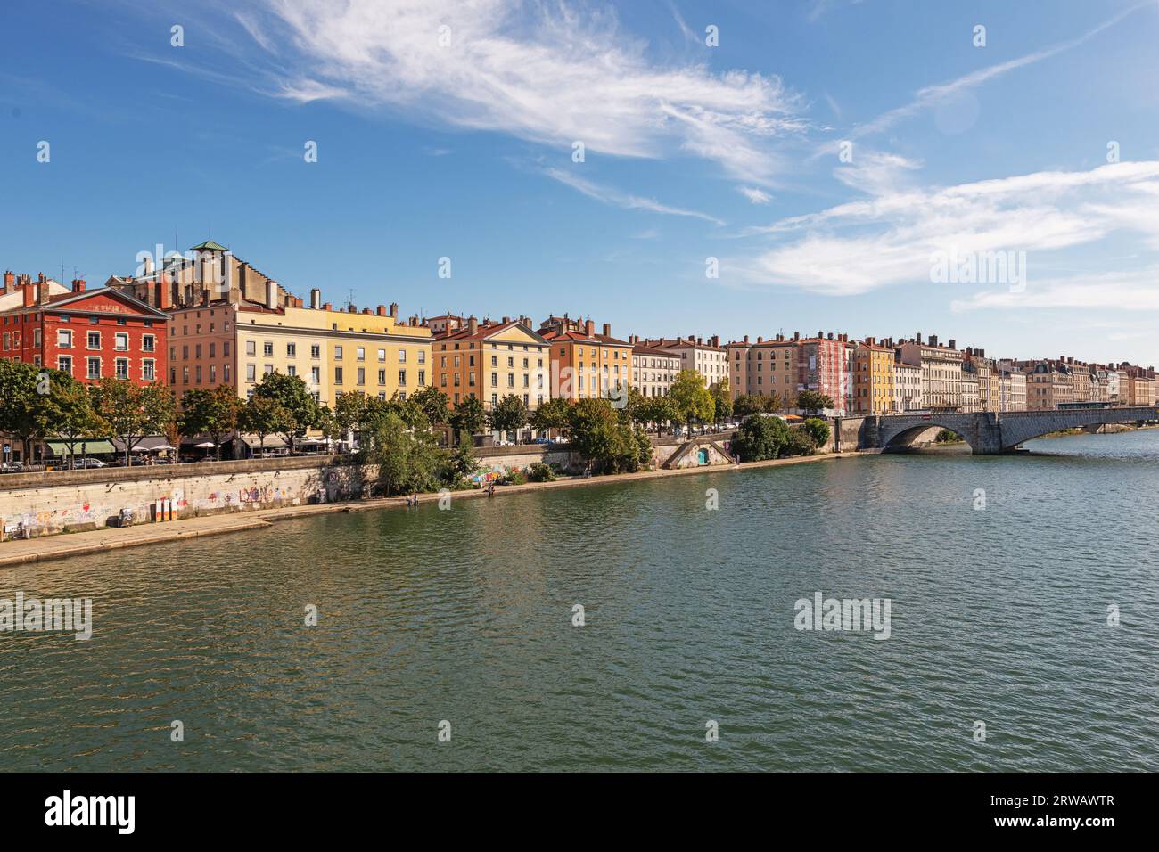 Der Fluss Saone und das 2. Arrondissement in Lyon, Frankreich. Stockfoto