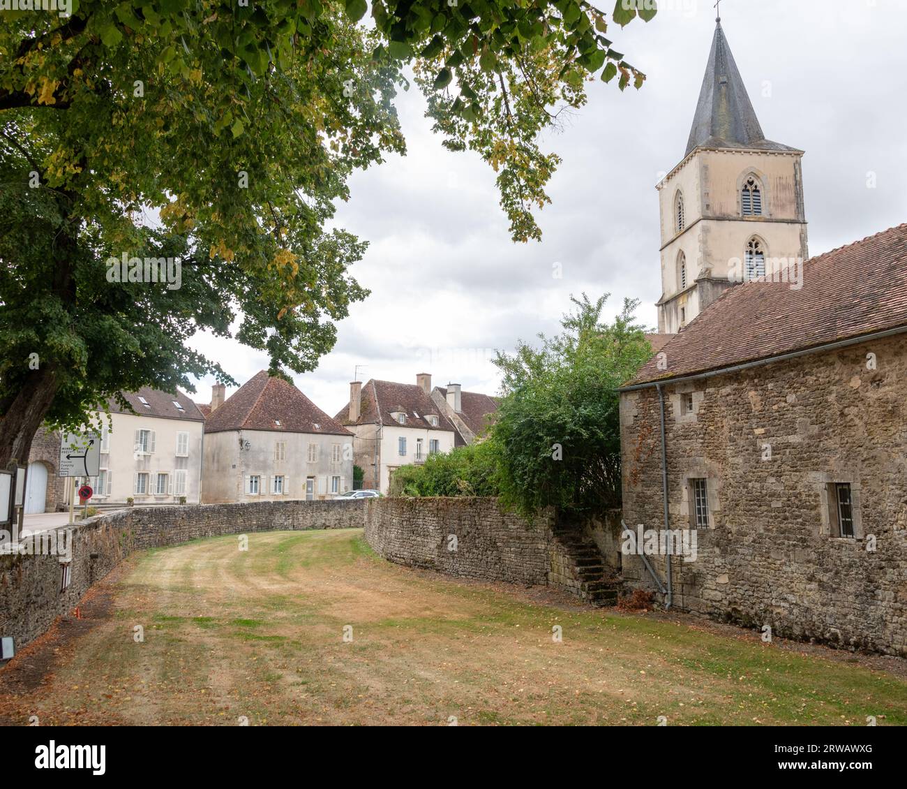 Der Wassergraben in Chateaux Epoisses in Epoisses, dem französischen Departement Cote-d'Or. Stockfoto