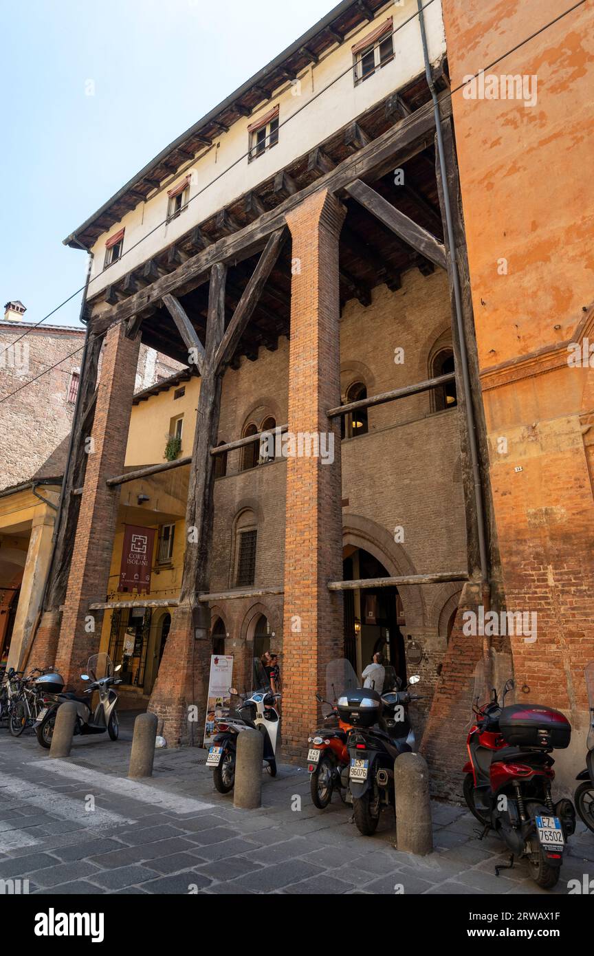 Die Holzkonstruktion der Casa Isolani aus dem 13. Jahrhundert an der Str. Maggiore in Bologna in der Region Emilia-Romagna in Norditalien. Es wird angenommen, dass es eingeschaltet ist Stockfoto