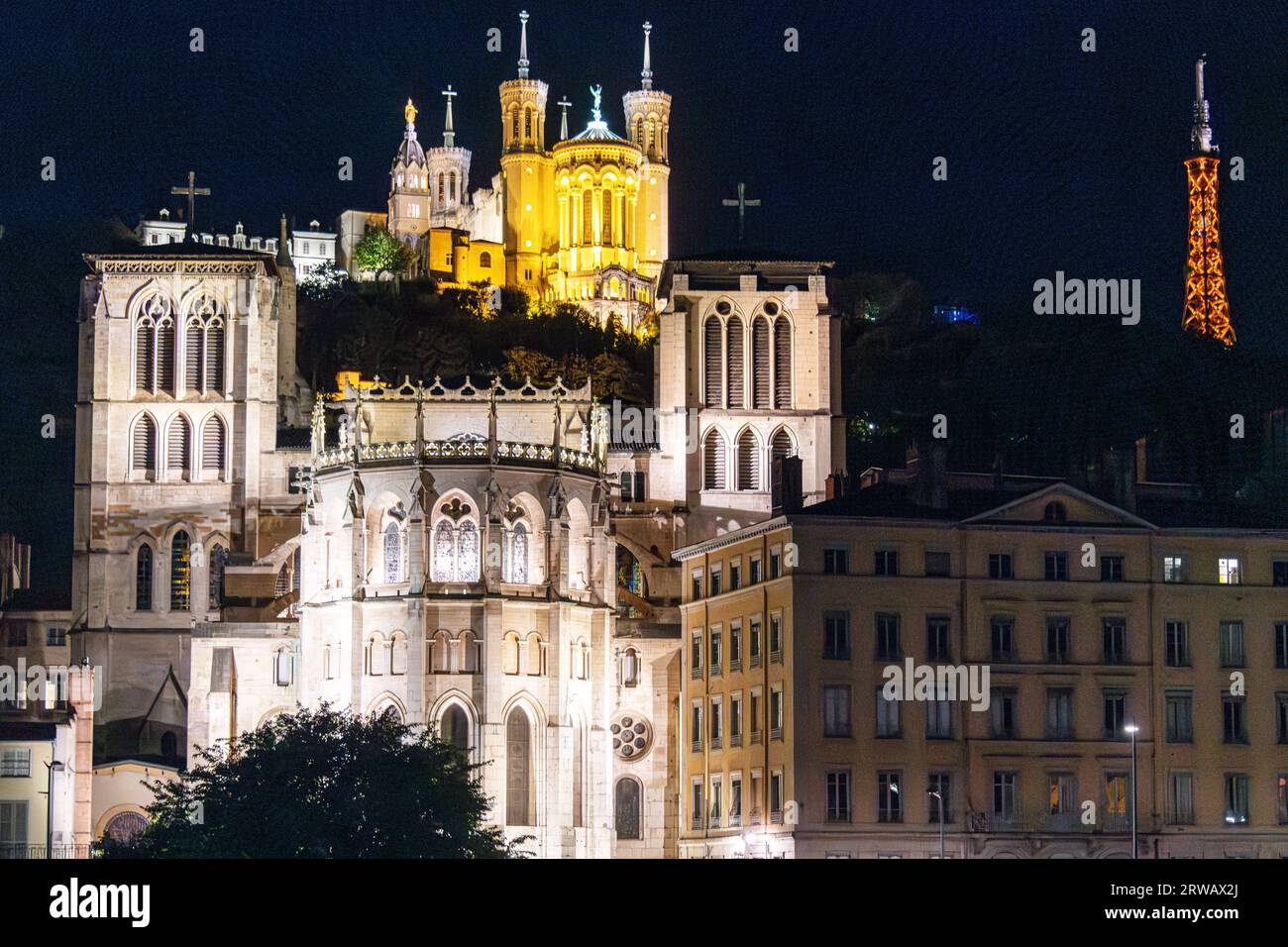 Nächtlicher Blick über die Saone in Richtung Altstadt von Lyon und 2 Kathedralen, St. Jean Baptiste und Basilika Saint Jean Baptiste. Stockfoto
