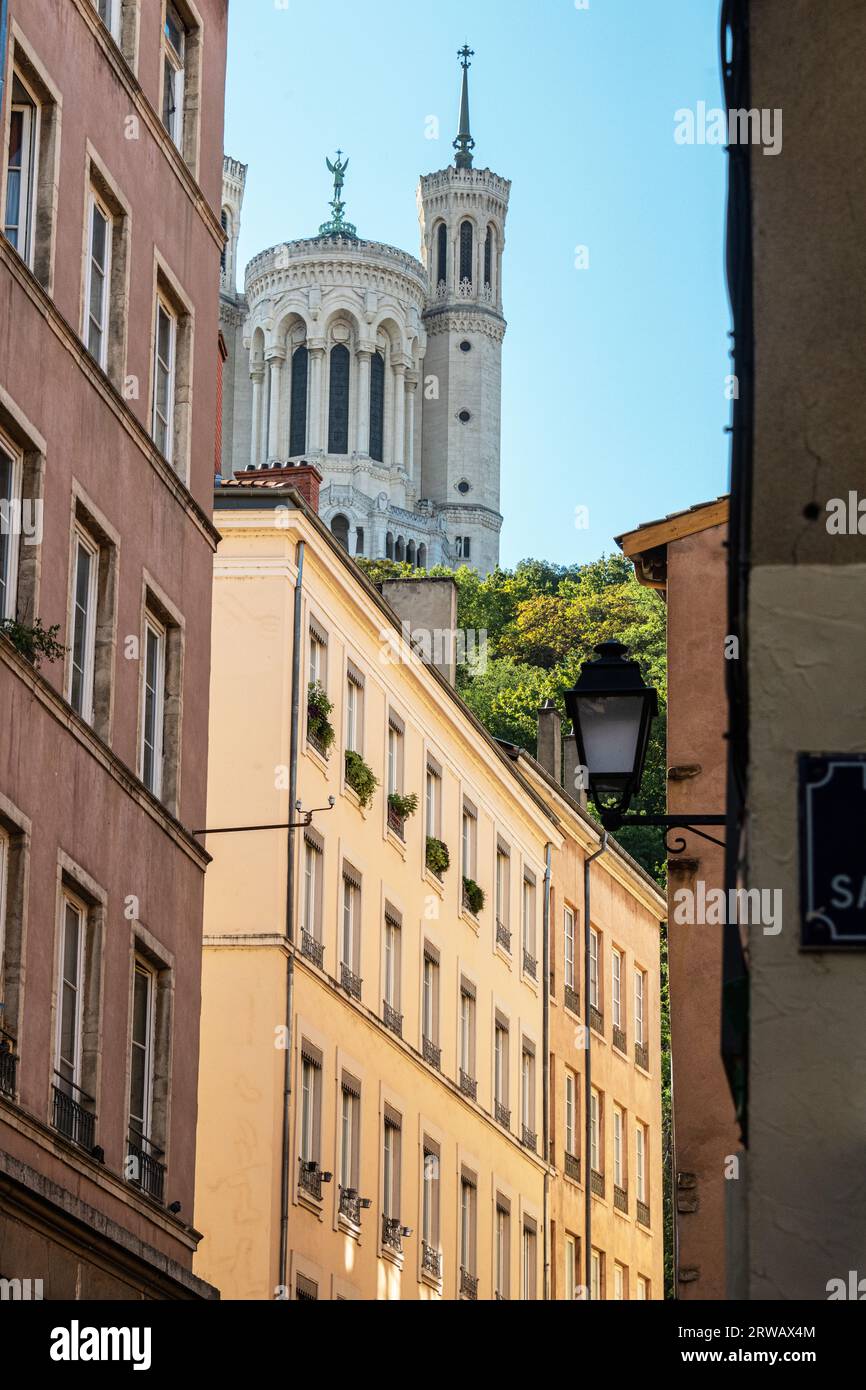 Basilika Notre-Dane de Fourviere aus den engen Gassen der Altstadt von Lyon. Stockfoto