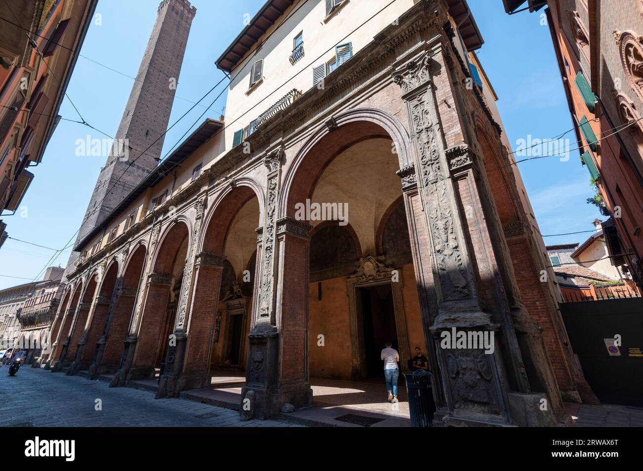 Die 97,2 Meter (319 ft) lange Le Due Torri: Garisenda e degli Asinelli, bekannt als die beiden Türme am Ende der Str. Maggiore in Bologna in der Emilia-Romagna Stockfoto