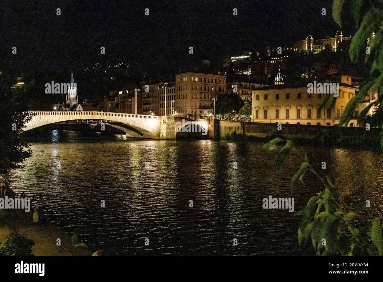 Pont Bonaparte nachts in Lyon, Frankreich. Stockfoto