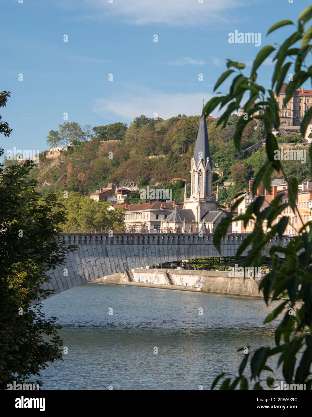 Pont Bonaparte und Saint-George-Kirche am Saone-Fluss in Lyon, Frankreich. Stockfoto