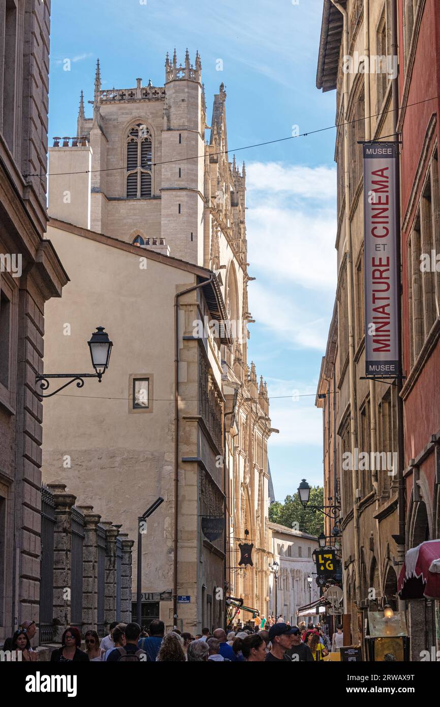 Kathedrale Saint Jean Baptiste von der Rue du Palais de Justice in der Altstadt von Lyon, Rhonealpen, Frankreich. Stockfoto