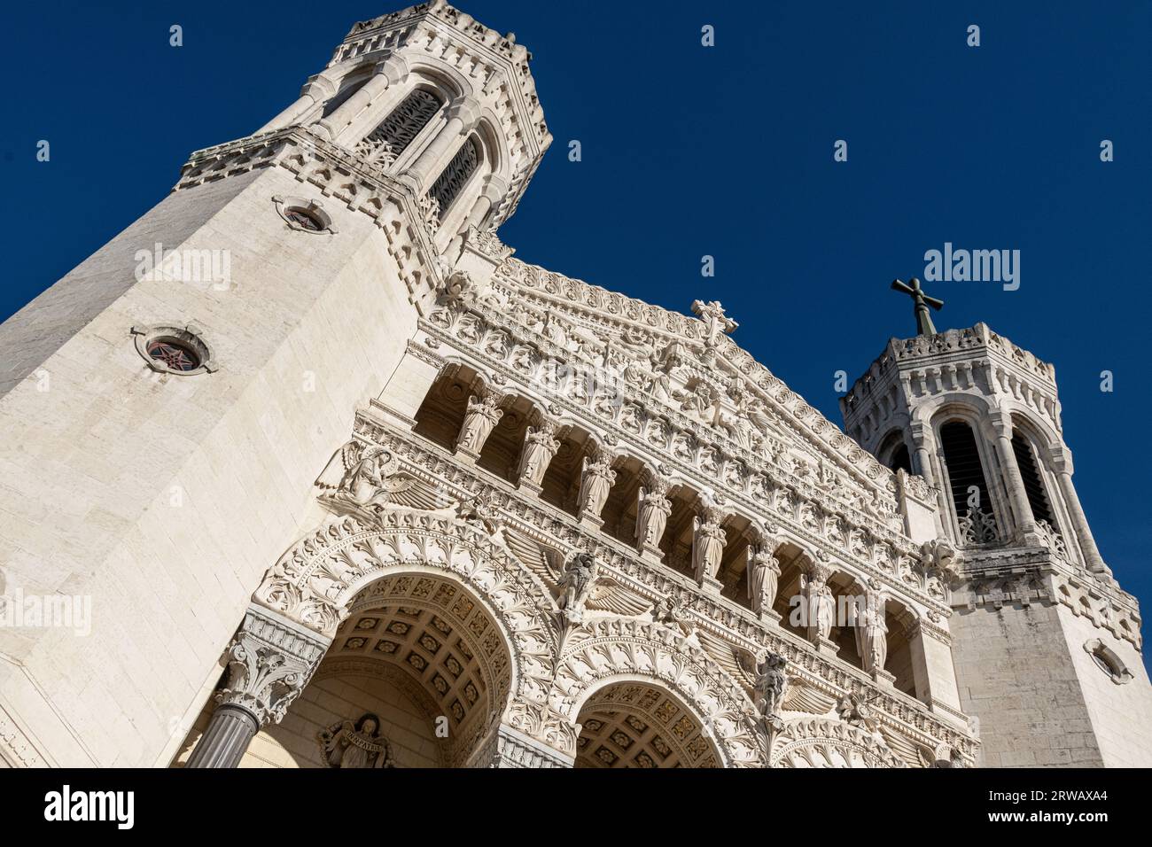Vordere Erhebung der Kathedrale Saint Jean the Baptiste, Lyon, Frankreich. Stockfoto