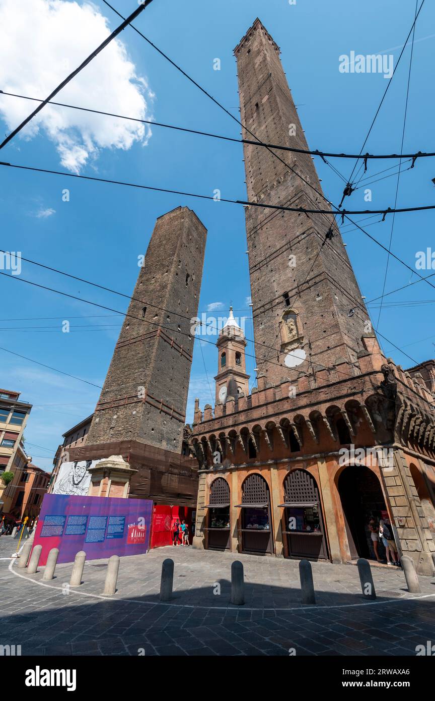 Das Wahrzeichen von Bologna ist der 97,2 Meter (319 ft) lange Le Due Torri: Garisenda e degli Asinelli (Garisenda und Asinelli), bekannt als die beiden Türme in Bolo Stockfoto