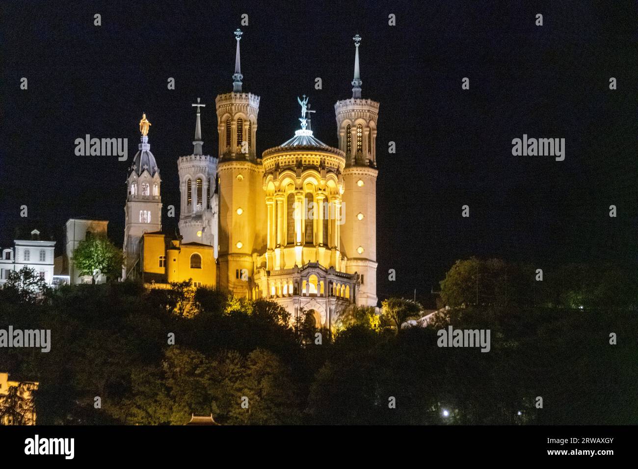 Nachtaufnahme der Basilika Notre Dame de Fourviere in Lyon, Auvergne-Rhone-Alpes, Frankreich. Stockfoto