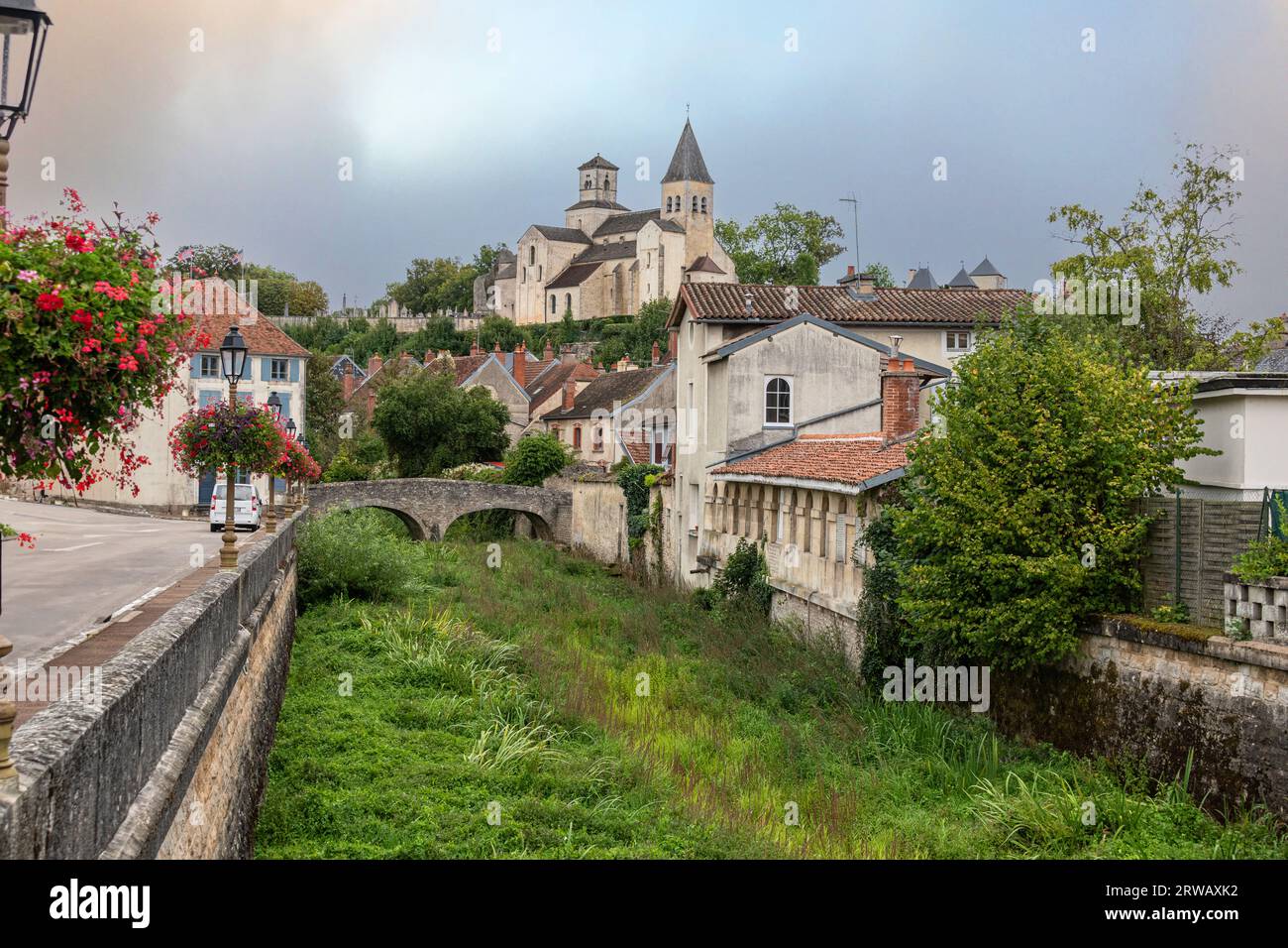 Pont du perthuis und Kirche Saint-Vorles in Chatillon-sur-seine, in der Cote-DOR-Depp von Frankreich. Stockfoto