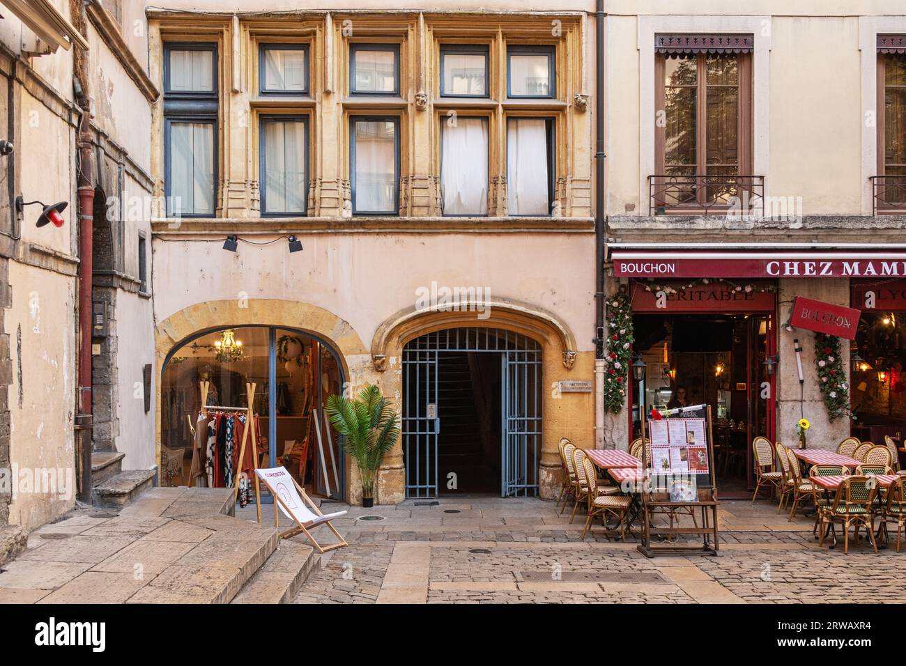 Der Eingang zu einem Taboule in der Altstadt von Lyon, Frankreich. Stockfoto