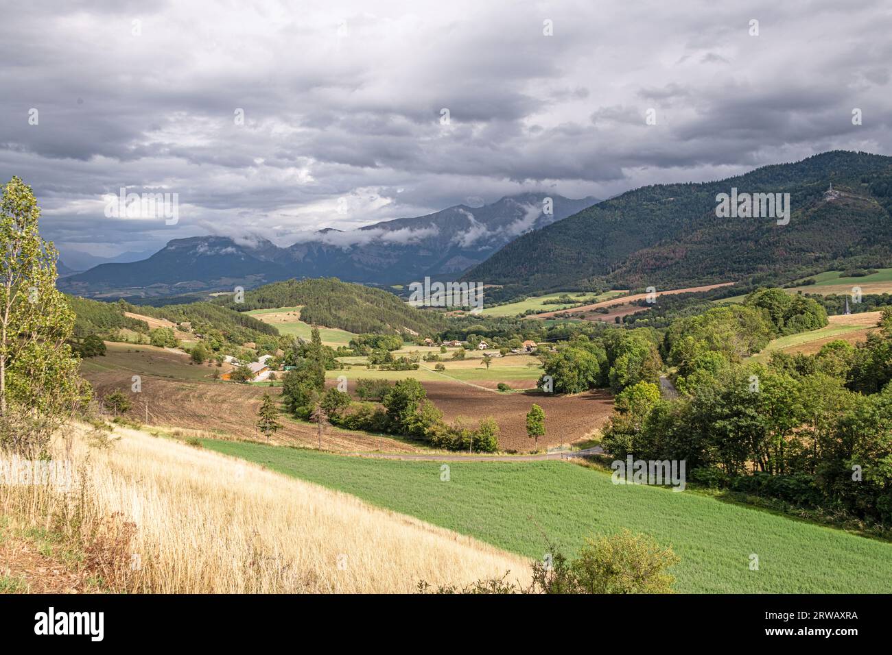 Ein U-förmiges Tal in der Nähe des Dorfes Lalley im französischen Département Auvergne Rhone Alpes. Stockfoto