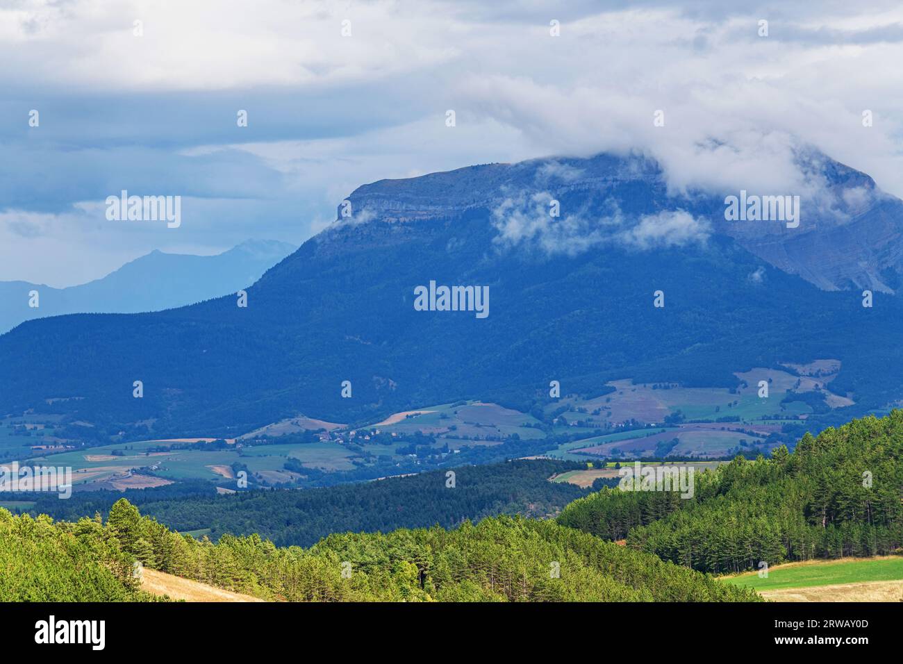Ein Berg in der Auvergne Rhone Alpes Region von Frankreich. Stockfoto