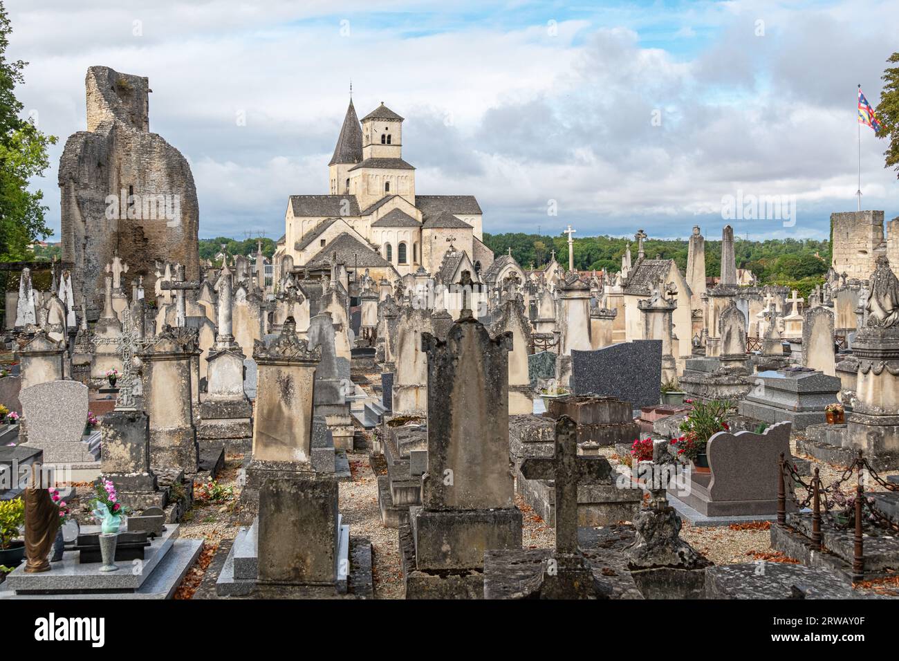 Der Friedhof der Kirche Saint-Vorles und die Ruinen der Tour de Gissey unter stürmischem Himmel in Chatillon Sur seine, Bourgogne-Franche-Comte, Frankreich. Stockfoto