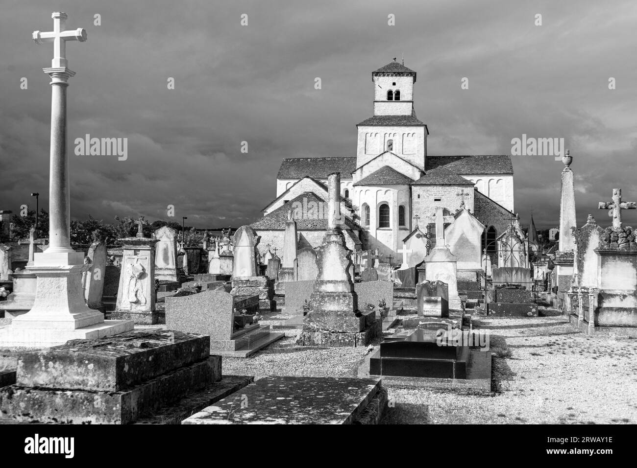 Schwarz-weiß-Bild der Kirche Saint-Vorles unter stürmischem Himmel in Chatillon Sur seine, über der Stadt in Bourgogne-Franche-Comte, Frankreich. Stockfoto