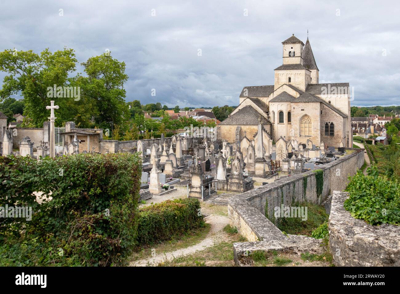 Kirche Saint-Vorles unter stürmischem Himmel in Chatillon Sur seine, oberhalb der Stadt in Bourgogne-Franche-Comte, Frankreich. Stockfoto