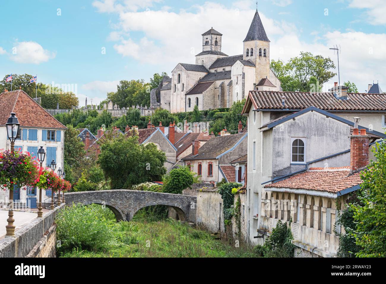 Pont du perthuis und Kirche Saint-Vorles in Chatillon-sur-seine, in der Cote-DOR-Depp von Frankreich. Stockfoto