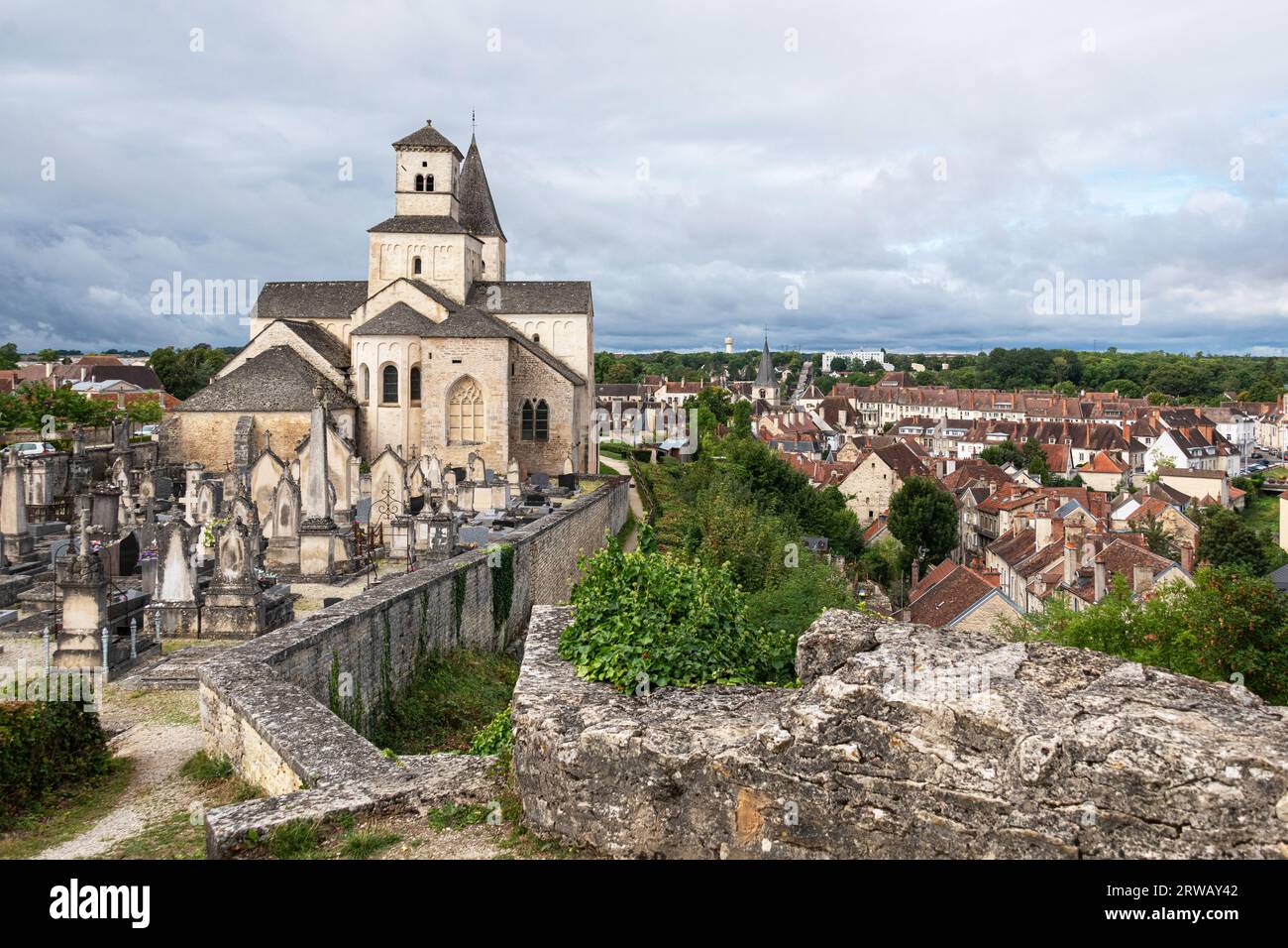 Kirche Saint-Vorles unter stürmischem Himmel in Chatillon Sur seine, oberhalb der Stadt in Bourgogne-Franche-Comte, Frankreich. Stockfoto