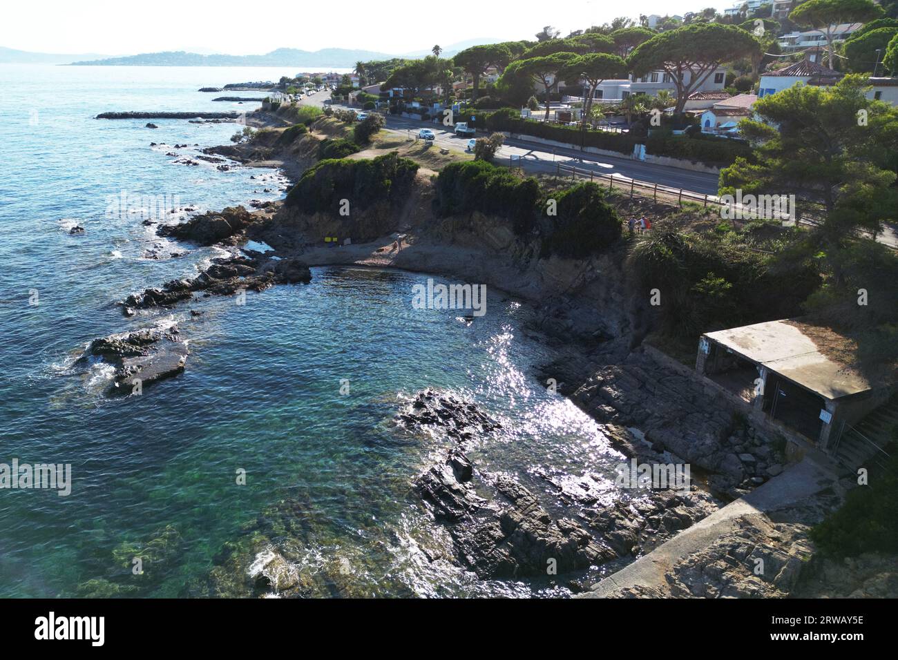 Drohnenfoto der Küstenstraße und des Meeres bei Les Issambres in der Region Var der Region Provence-Alpes-Côte d'Azur im Südosten Frankreichs. Stockfoto