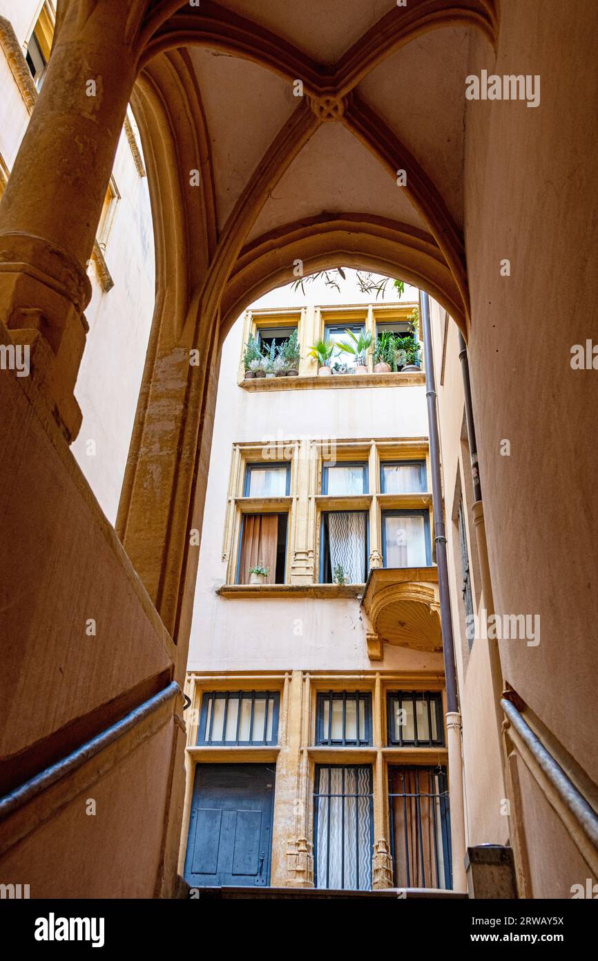 In Traboule 02 mit Blick auf die Treppe, in der Altstadt von Lyon, Frankreich. Stockfoto