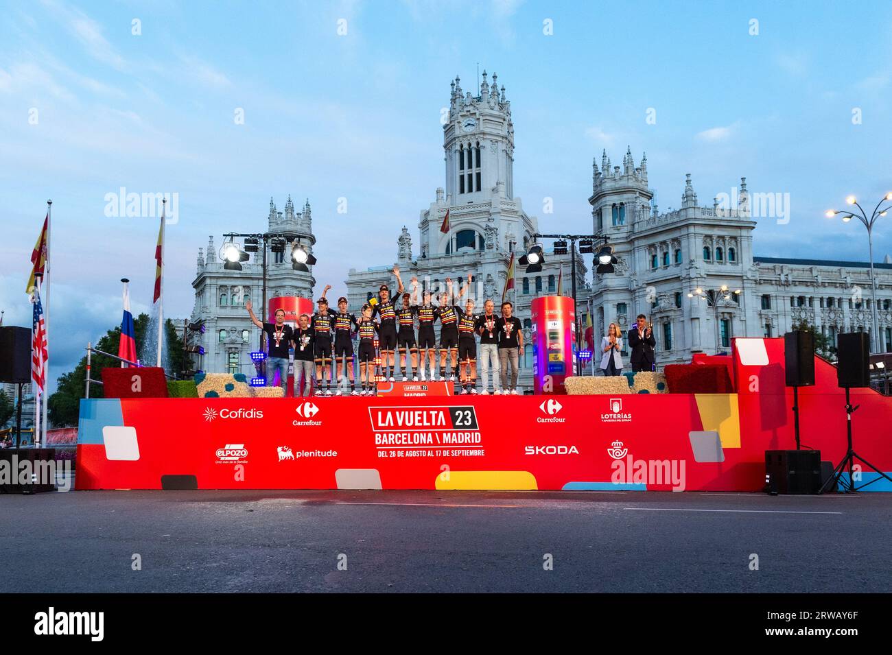 Madrid, Spanien. September 2023. Das Jumbo Visma Team (von L bis R) Wilco Kelderman, Robert Gesink, Jonas Vingegaard, Dylan Van Baarle, Jan Tratnik, Sepp Kuss, Primoz Roglic, Attila Valter wird als bestes Team des spanischen Radrennens La Vuelta auf der Plaza de Cibeles ausgezeichnet. (Foto: Alberto Gardin/SOPA Images/SIPA USA) Credit: SIPA USA/Alamy Live News Stockfoto