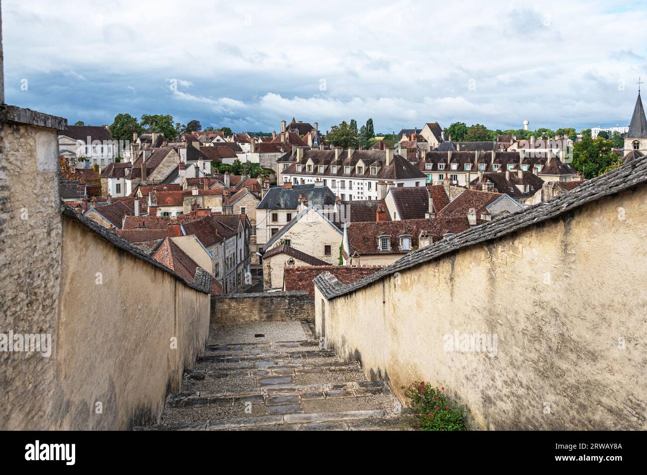 Blick auf die Treppe von der Kirche Saint-Vorles auf den Blick über Chatillon-sur-seine in Bourgogne-Franche-Comte, Frankreich. Stockfoto