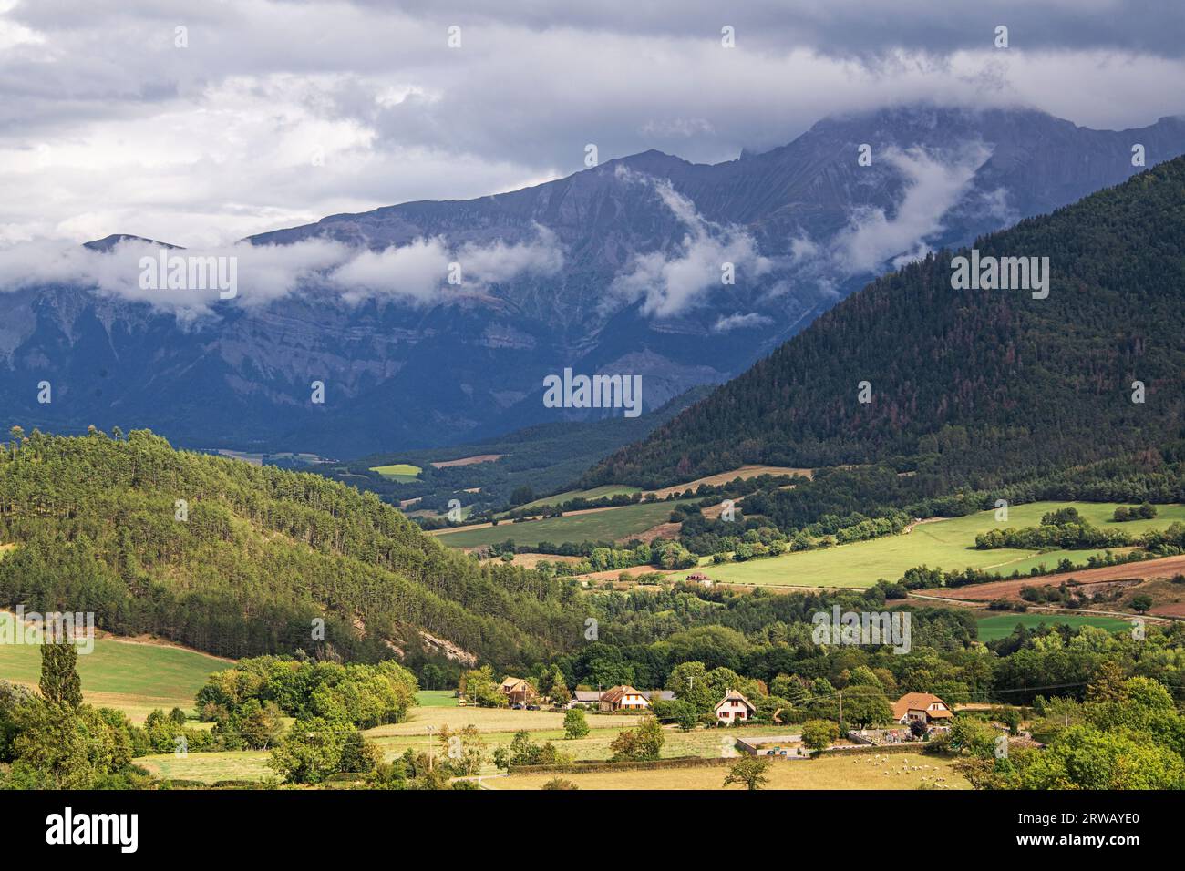 Ein U-förmiges Tal in der Nähe des Dorfes Lalley in der Auvergne Rhone Alpes Region von Frankreich. Stockfoto