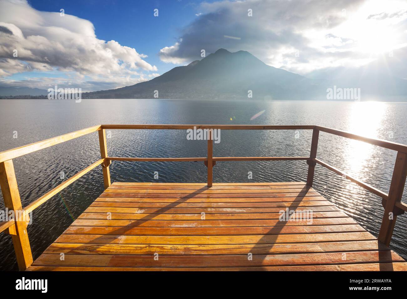 Panorama des Vulkans Imbabura und des San Pablo Sees bei Sonnenaufgang, Ecuador, Südamerika Stockfoto