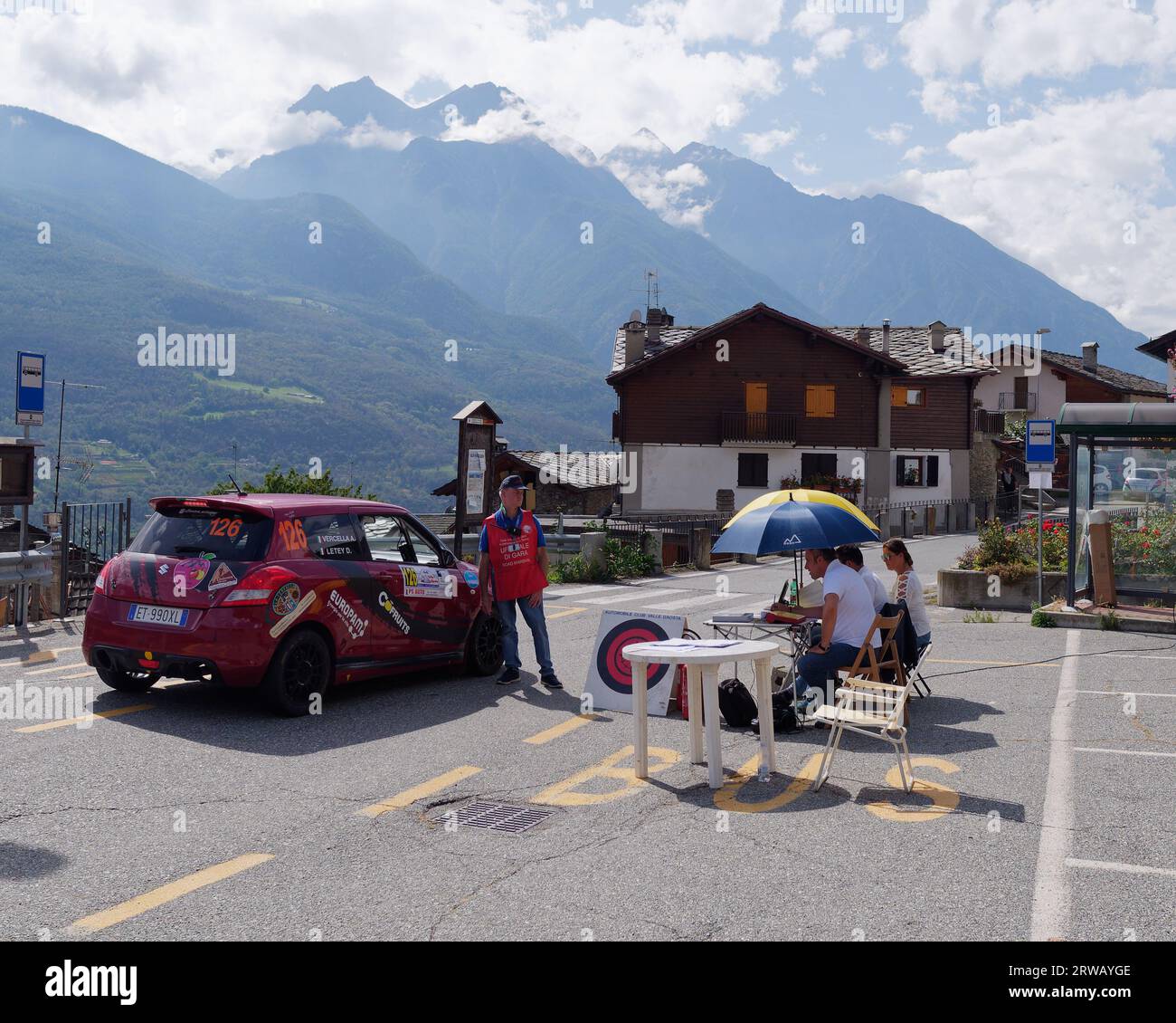 Ein Auto startet eine Motorsport Rallye Stage in der Nähe von NUS im Aostatal. Italien. September 2023 Stockfoto