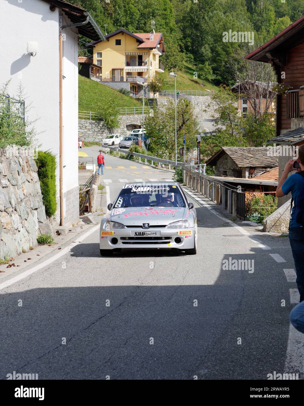 Ein Auto startet eine Motorsport Rallye Stage in der Nähe von NUS im Aostatal. Italien. September 2023 Stockfoto