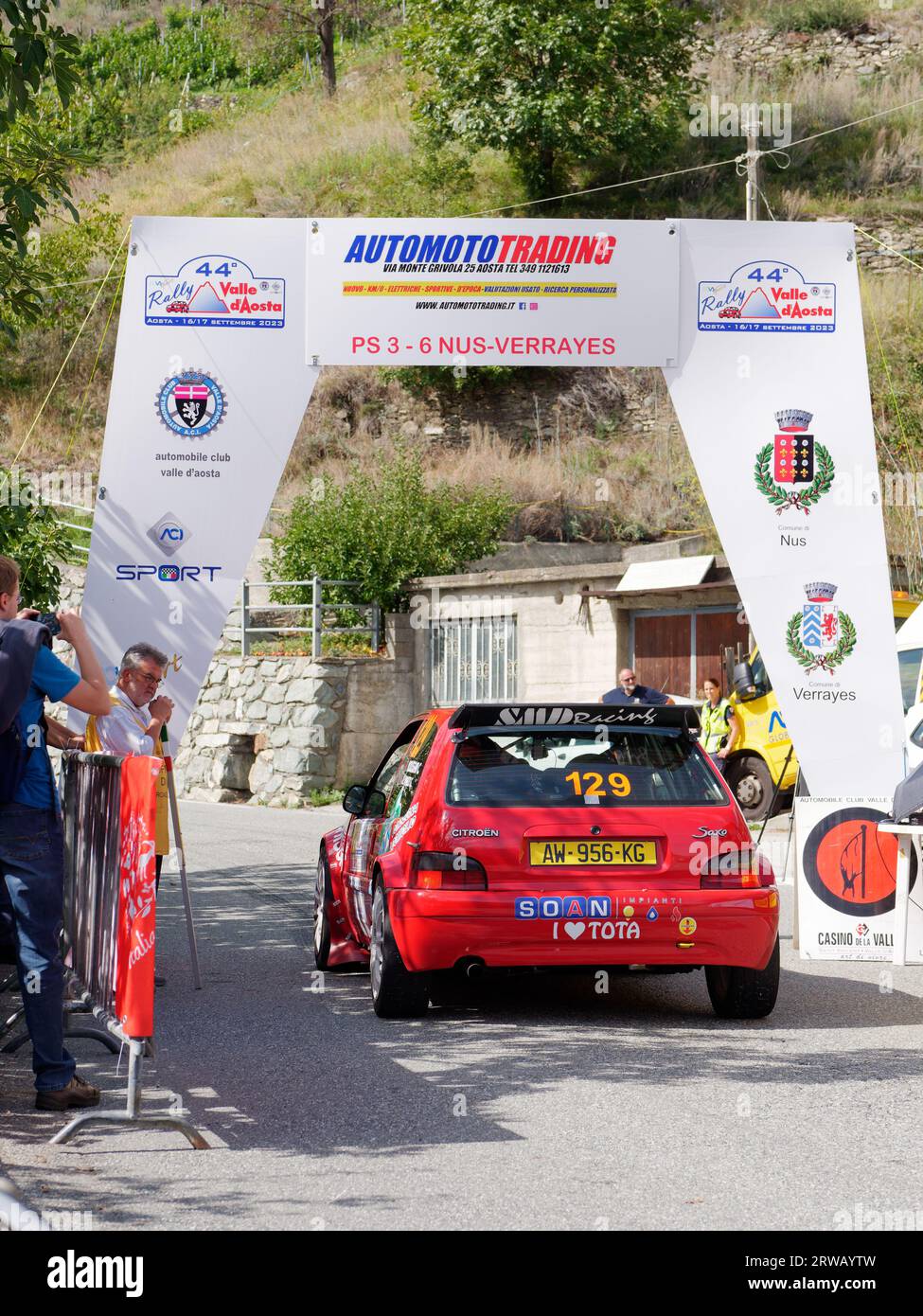 Ein Auto startet eine Motorsport Rallye Stage in der Nähe von NUS im Aostatal. Italien. September 2023 Stockfoto