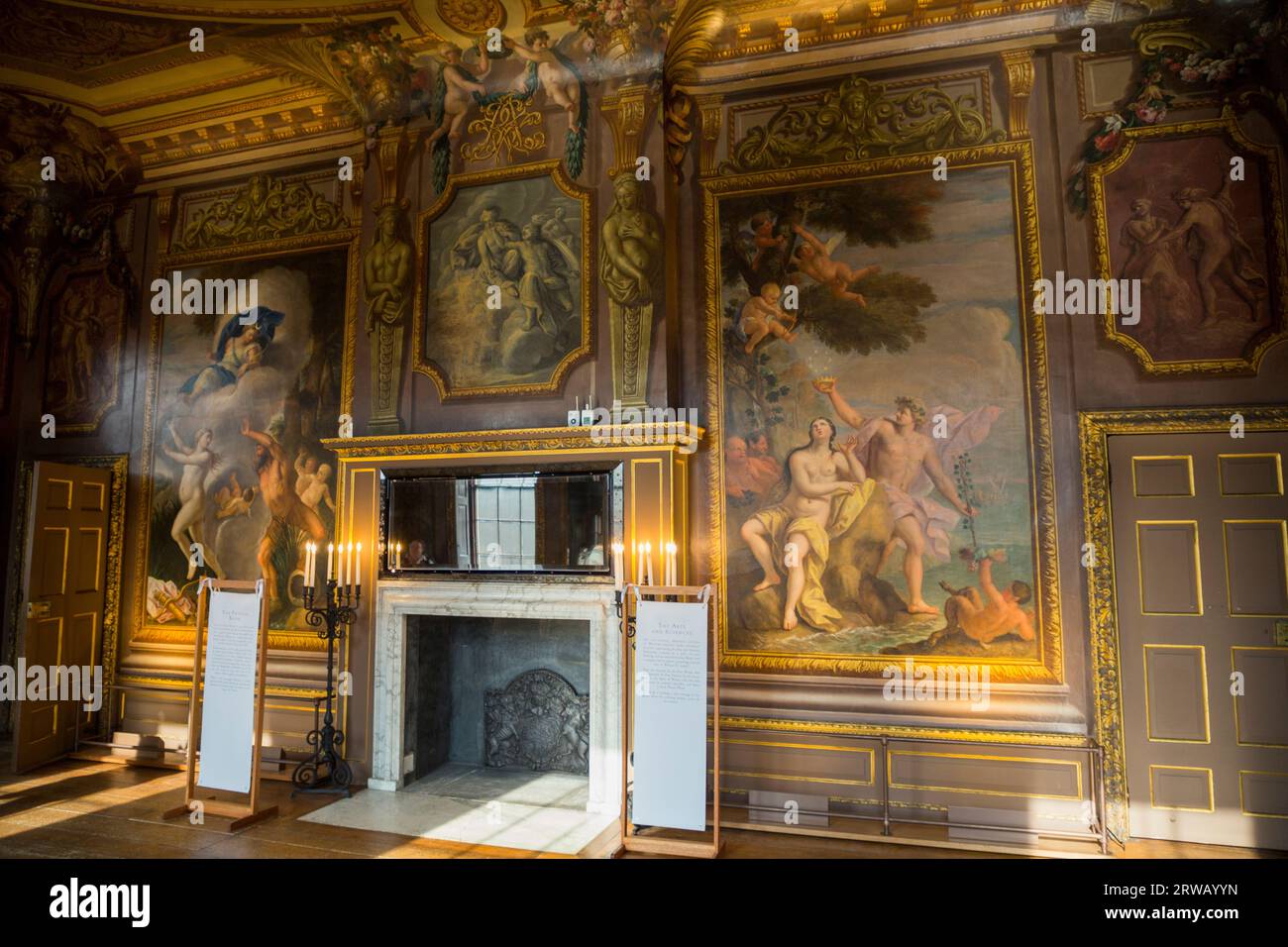 Inneneinrichtung des Painted Room im Little Banketthaus, Hampton Court Palace, entworfen vom Architekten William Talman für William III., auch bekannt als König William von Orange. (135) Stockfoto