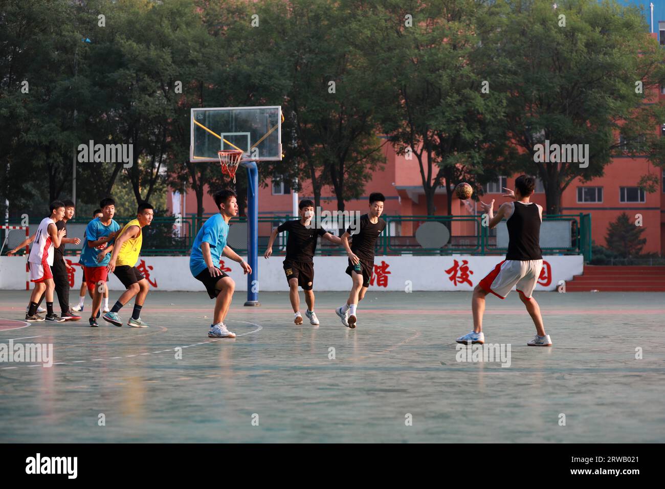 Luannan County, China - 23. September 2019: Handballspieler von Mittelschülern trainieren im Luannan County, Provinz Hebei, China Stockfoto