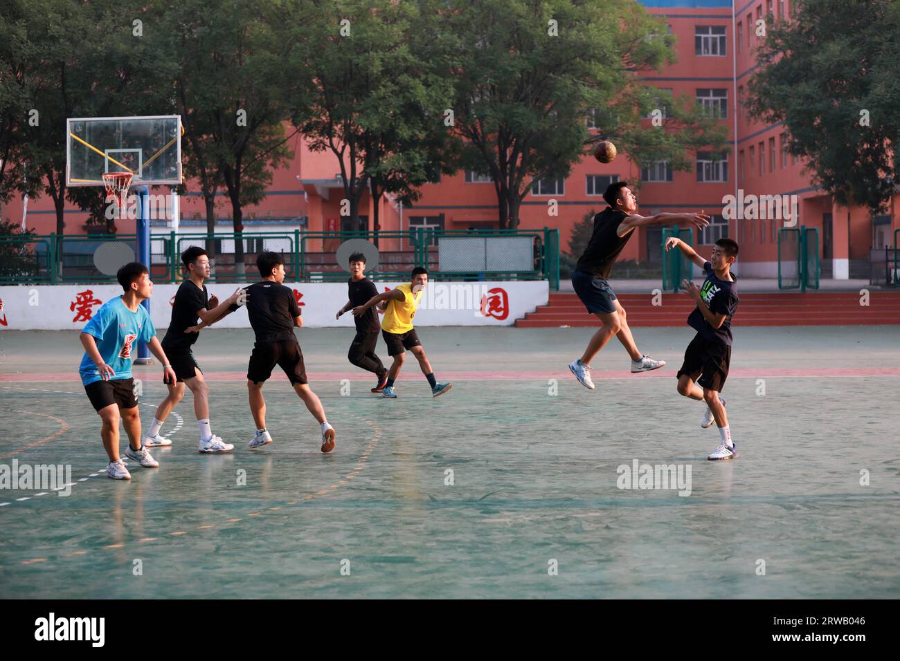 Luannan County, China - 23. September 2019: Handballspieler von Mittelschülern trainieren im Luannan County, Provinz Hebei, China Stockfoto