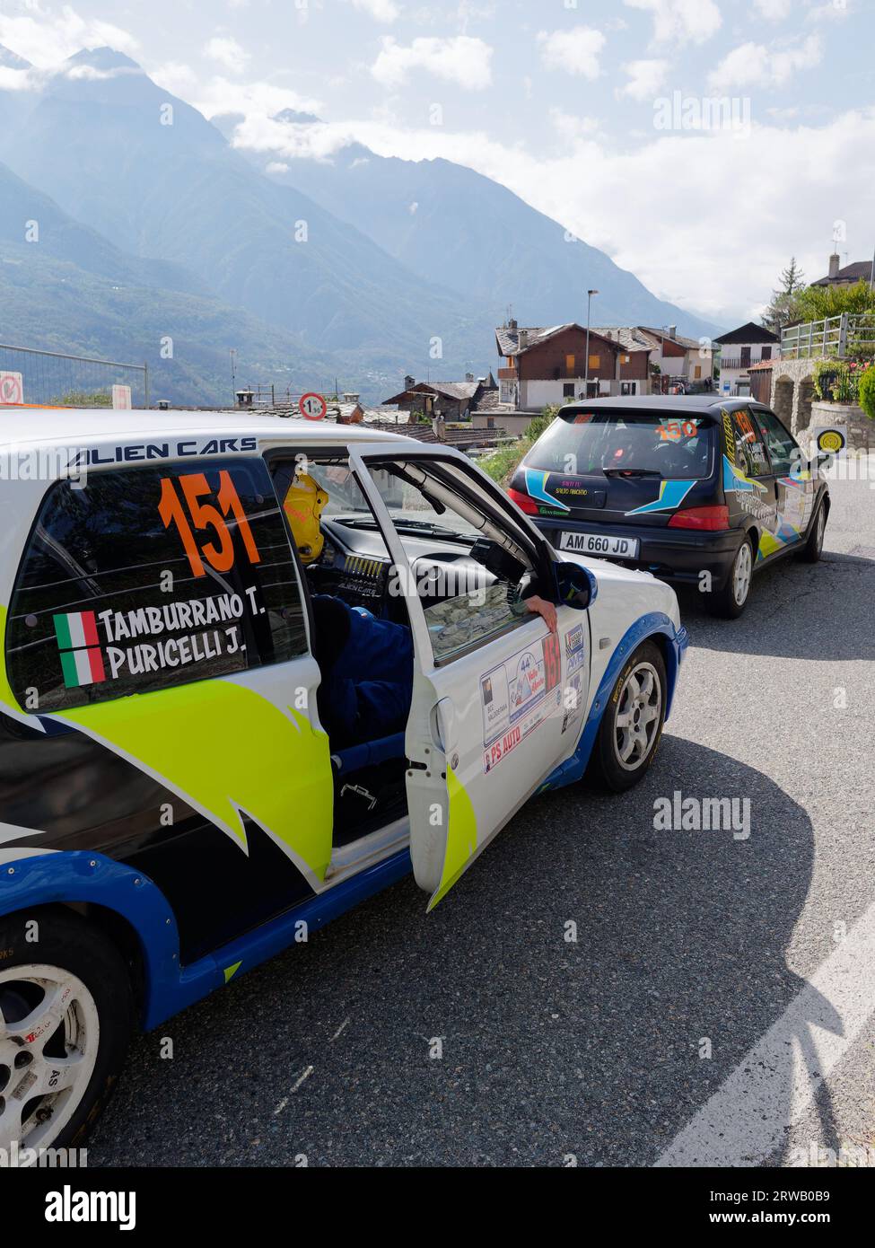 Autos in der Warteschlange, um die Motorsport Rallye Stage in der Nähe von NUS im Aostatal zu starten. Italien. September 2023. Co-Pilot Navigator hat Tür offen Stockfoto