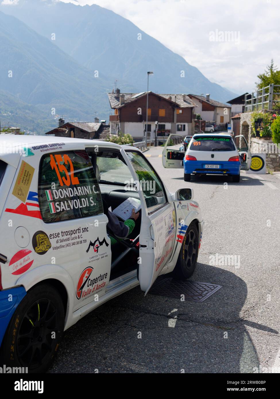 Autos in der Warteschlange, um die Motorsport Rallye Stage in der Nähe von NUS im Aostatal zu starten. Italien. September 2023. Co-Pilot Navigator hat Tür offen Stockfoto