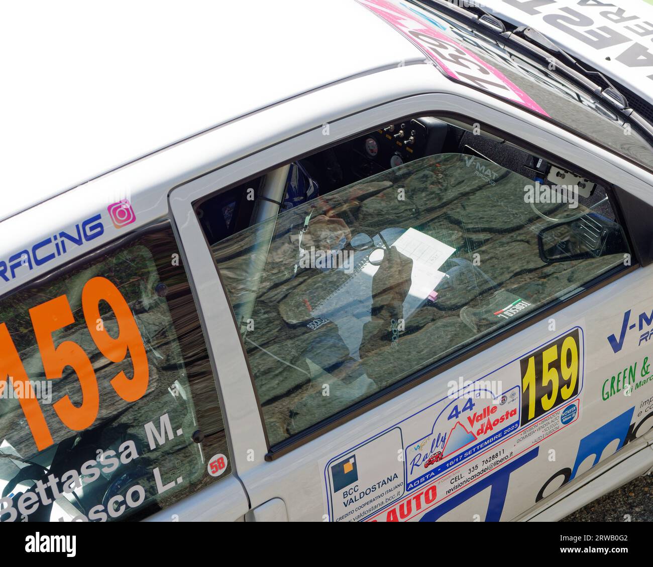 Nahaufnahme eines Co-Piloten Navigator, der seine Notizen auf der Motorsport Rallye Stage in der Nähe von NUS im Aostatal liest. Italien. September 2023 Stockfoto