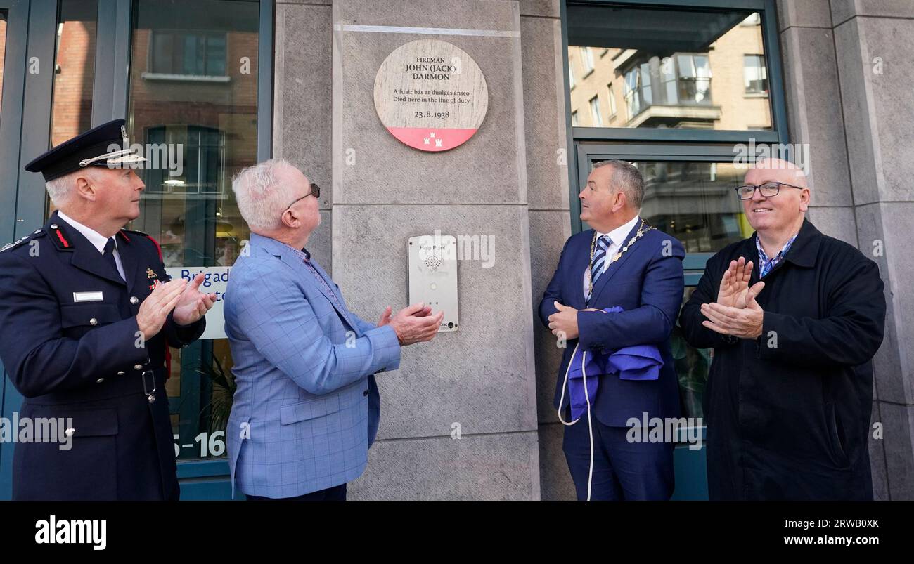 (Links nach rechts) Dennis Keeley, Chief Fire Officer bei der Dublin Fire Brigade, Colin Darmon, Enkel von Jack Darmon, Stadtrat Tom Brabazon, stellvertretender Lord Mayor und Stadtrat Vincent Jackson bei der Tara Street Fire Station, Dublin, für den Feuerwehrmann John 'Jack' Darmon, der im Dienst getötet wurde. Bilddatum: Montag, 18. September 2023. Stockfoto