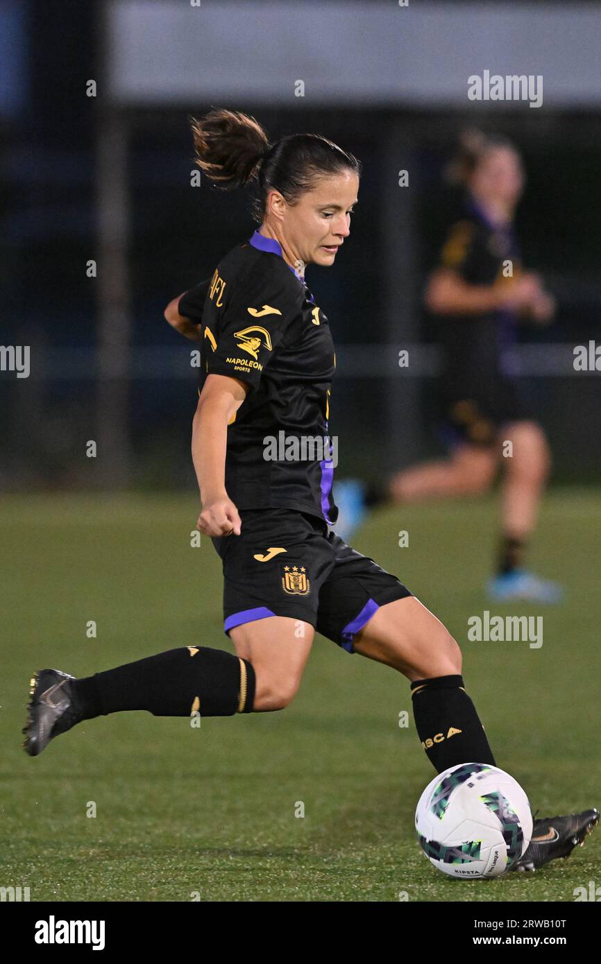 Stefania Vatafu (10) von Anderlecht, dargestellt während eines Fußballspiels zwischen dem SV Zulte - Waregem und dem RSC Anderlecht am dritten Spieltag der Saison 2023 - 2024 der belgischen Lotto Womens Super League , am Mittwoch, den 13. September 2023 in Zulte , BELGIEN . FOTO SPORTPIX | Dirk Vuylsteke Stockfoto