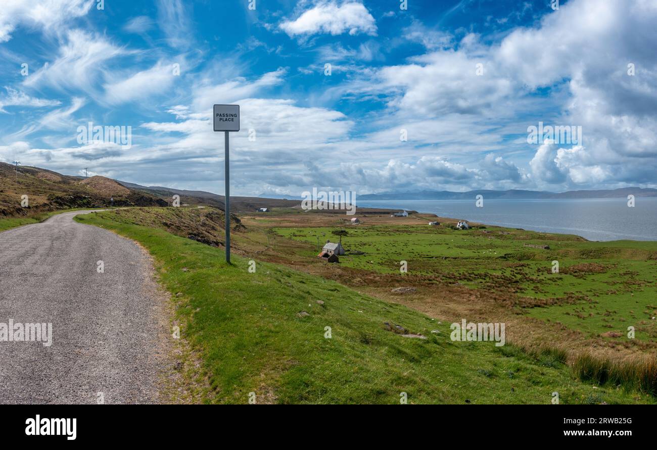 Die wilde Küstenstraße der Halbinsel Applecross (mit Blick auf das Meer und Skye), die Teil der North Coast 500 Route, Wester Ross, Scotti ist Stockfoto